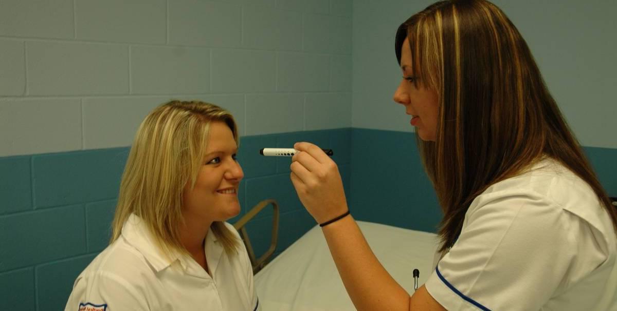 学生检查病人的眼睛