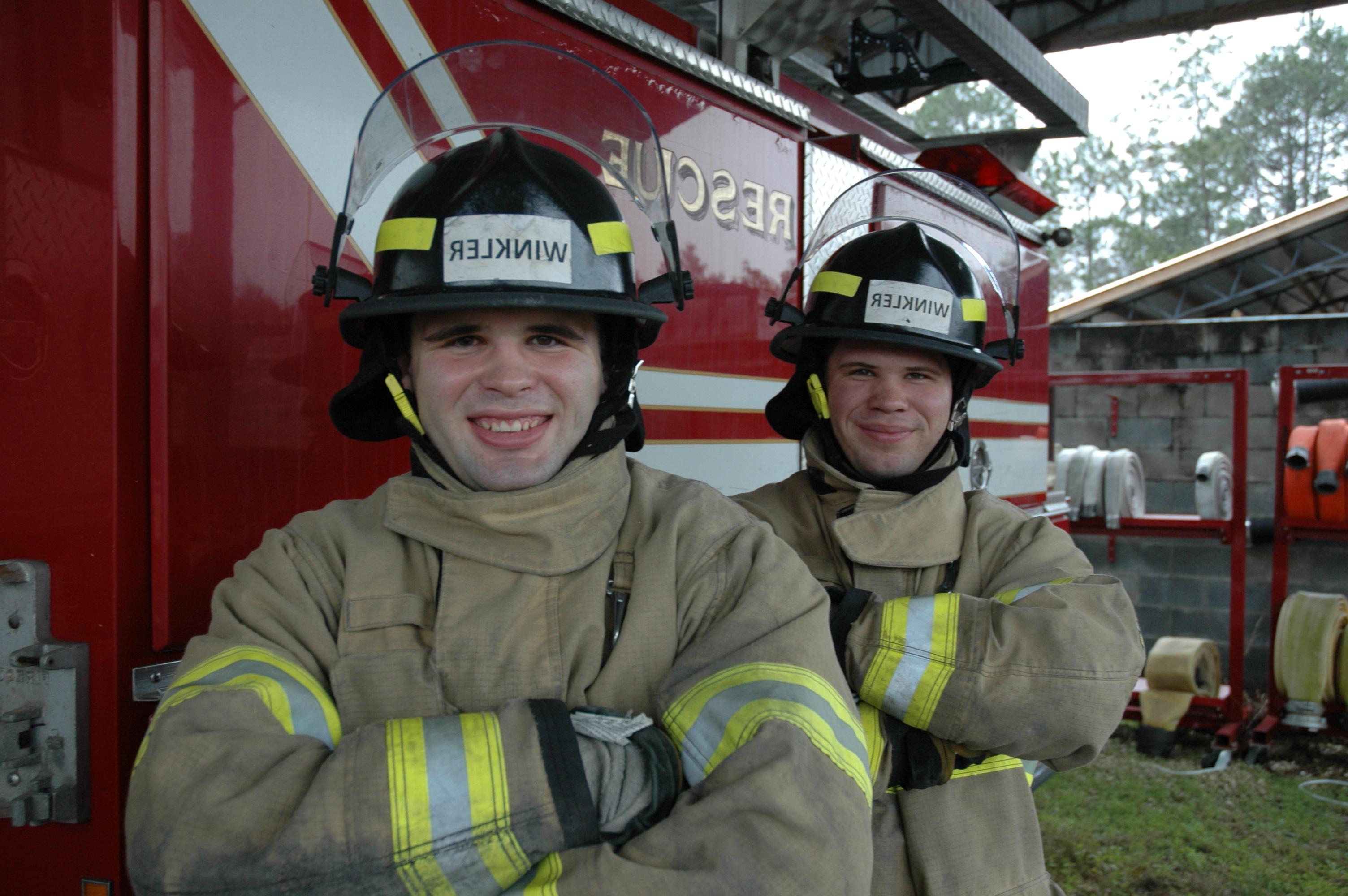 两名学生坐在消防车旁